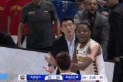 谈球吧体育app官网血亏！卡尔顿封盖被吹防守犯规 抱怨又被吹技犯&累计4犯被迫下场