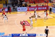 谈球吧运气不错！朱俊龙晃开防守漂移强投三分 压哨弹进篮筐