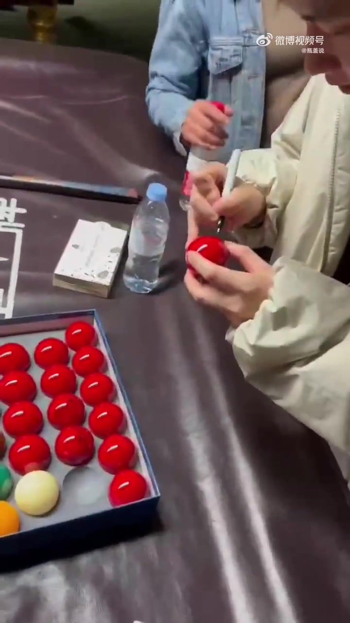 谈球吧官网登录入口50万镑怎么花?🤣赵心童调侃:50万已经花掉了,昨晚就花掉了